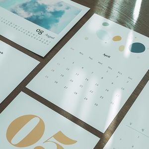 우드 스탠드 캘린더